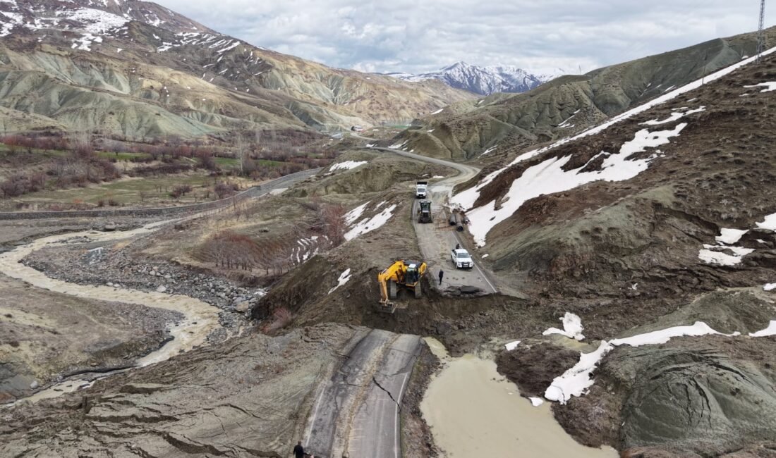 Bingöl’de sağanak sonrası köy yolu çöktü (2) 'YOLUN TRAFİĞE AÇILMASI İÇİN ÇALIŞMALAR SÜRÜYOR' Bingöl Valiliği'nden yapılan açıklamada,