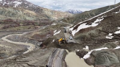 'YOLUN TRAFİĞE AÇILMASI İÇİN ÇALIŞMALAR SÜRÜYOR' Bingöl Valiliği'nden yapılan açıklamada,