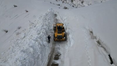 Özcan ÇİRİŞ/BİTLİS,(DHA)-BİTLİS'te kar kalınlığının yer yer 5 metreyi bulduğu merkeze