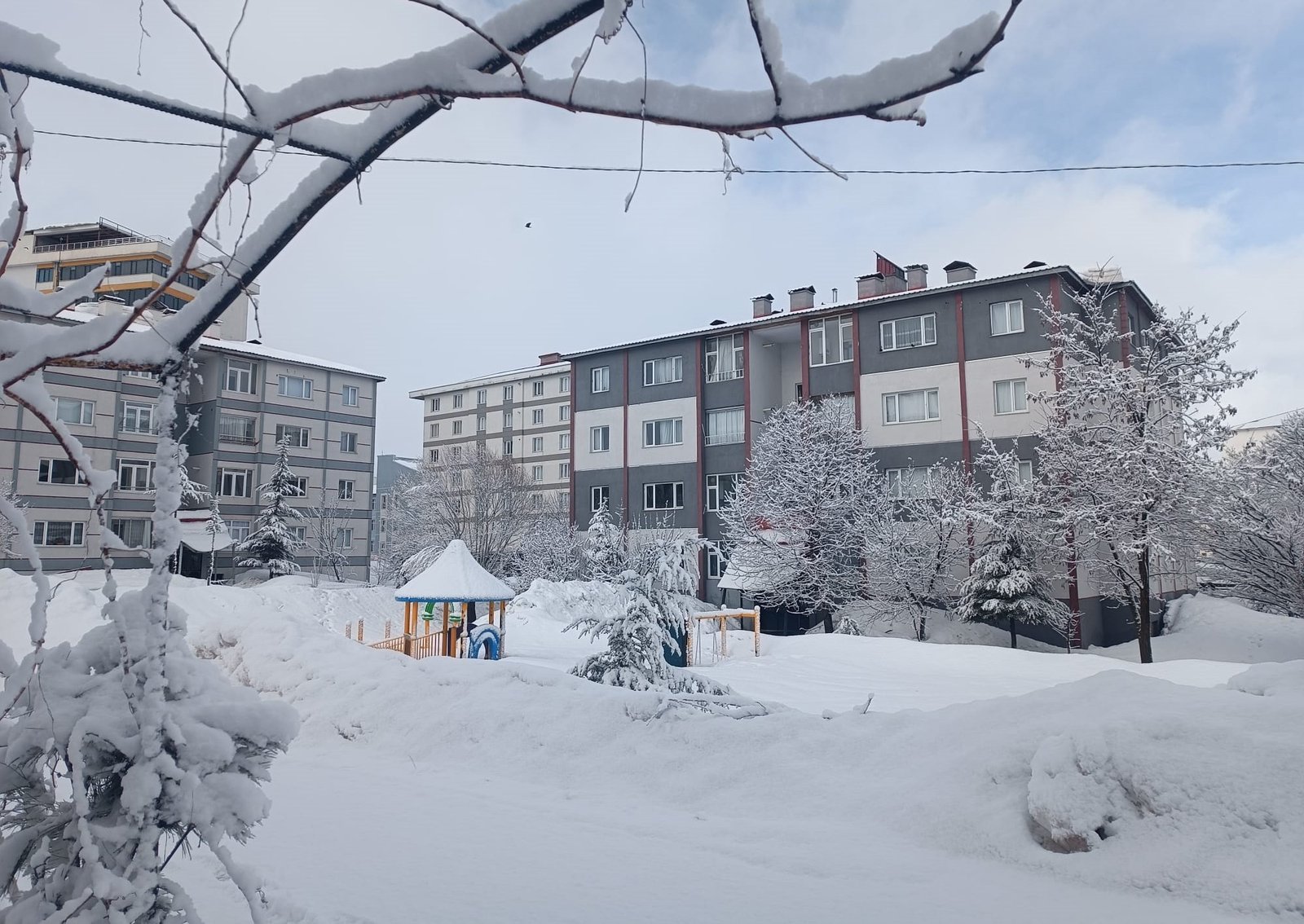 Özcan ÇİRİŞ/BİTLİS, (DHA)- BİTLİS’te etkili olan kar nedeniyle 5 köy