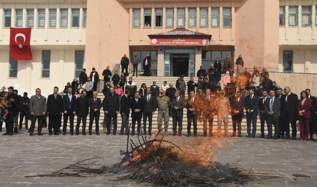 Bitlis’te nevruz programında protokol üyeleri demir dövdü, ateşten atladı Özcan ÇİRİŞ/BİTLİS,(DHA)- BİTLİS’te Nevruz Bayramı dolayısıyla düzenlenen programa katılan Vali