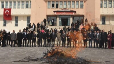 Özcan ÇİRİŞ/BİTLİS,(DHA)- BİTLİS’te Nevruz Bayramı dolayısıyla düzenlenen programa katılan Vali