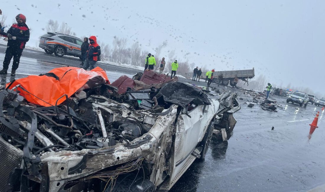 Özcan ÇİRİŞ/BİTLİS, (DHA)-BİTLİS’in Tatvan ilçesinde TIR’a arkadan çarpan otomobilin sürücüsü