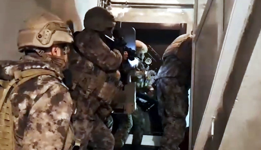Bitlis’te uyuşturucu satıcılarına operasyon: 10 tutuklama Özcan ÇİRİŞ/BİTLİS,(DHA)- BİTLİS'te polisin 'torbacı' diye tabir edilen uyuşturucu satıcılarına