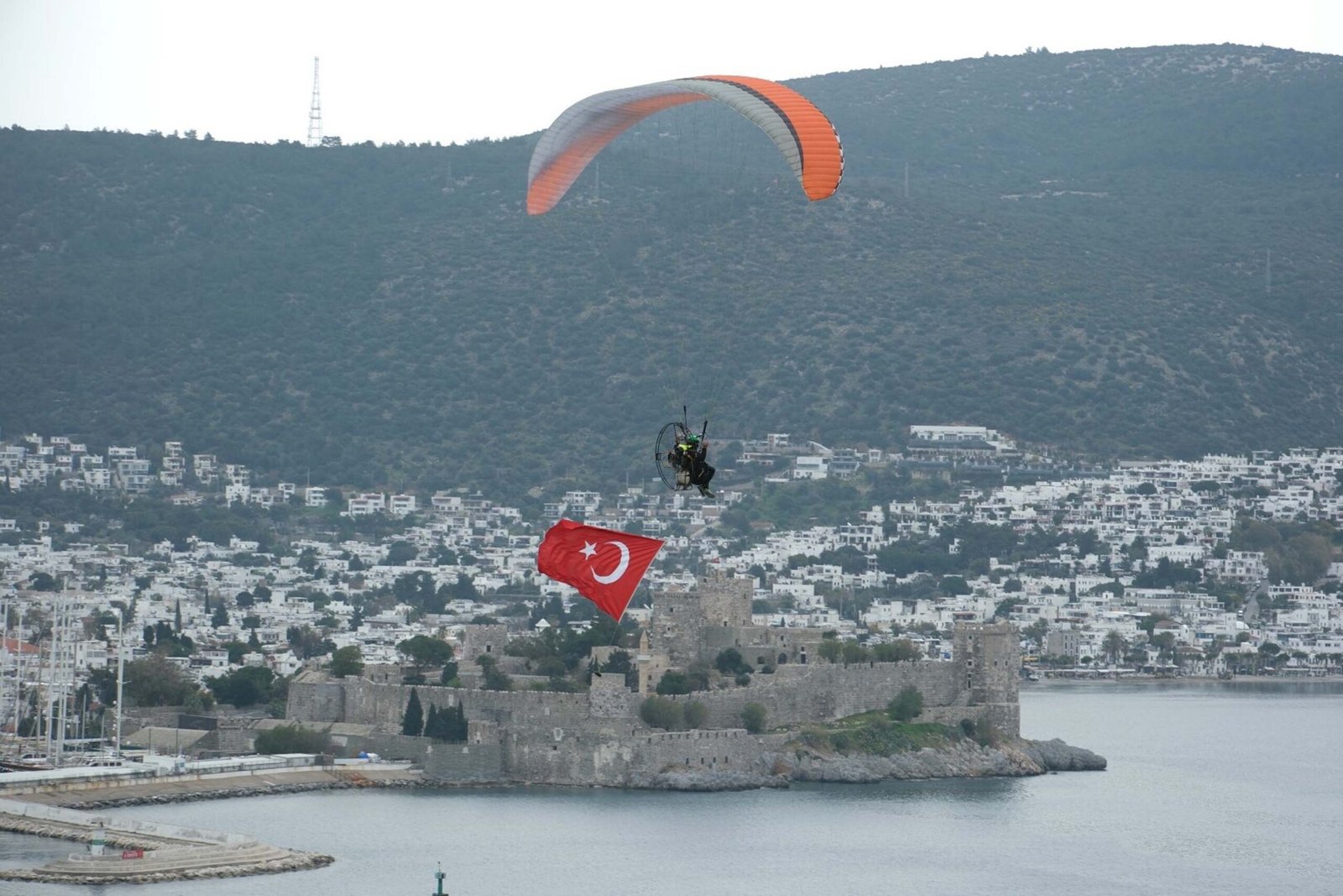 Fırat AKAY/BODRUM(Muğla),(DHA)-MUĞLA'nın Bodrum ilçesinde 18 Mart Şehitleri Anma Günü ve