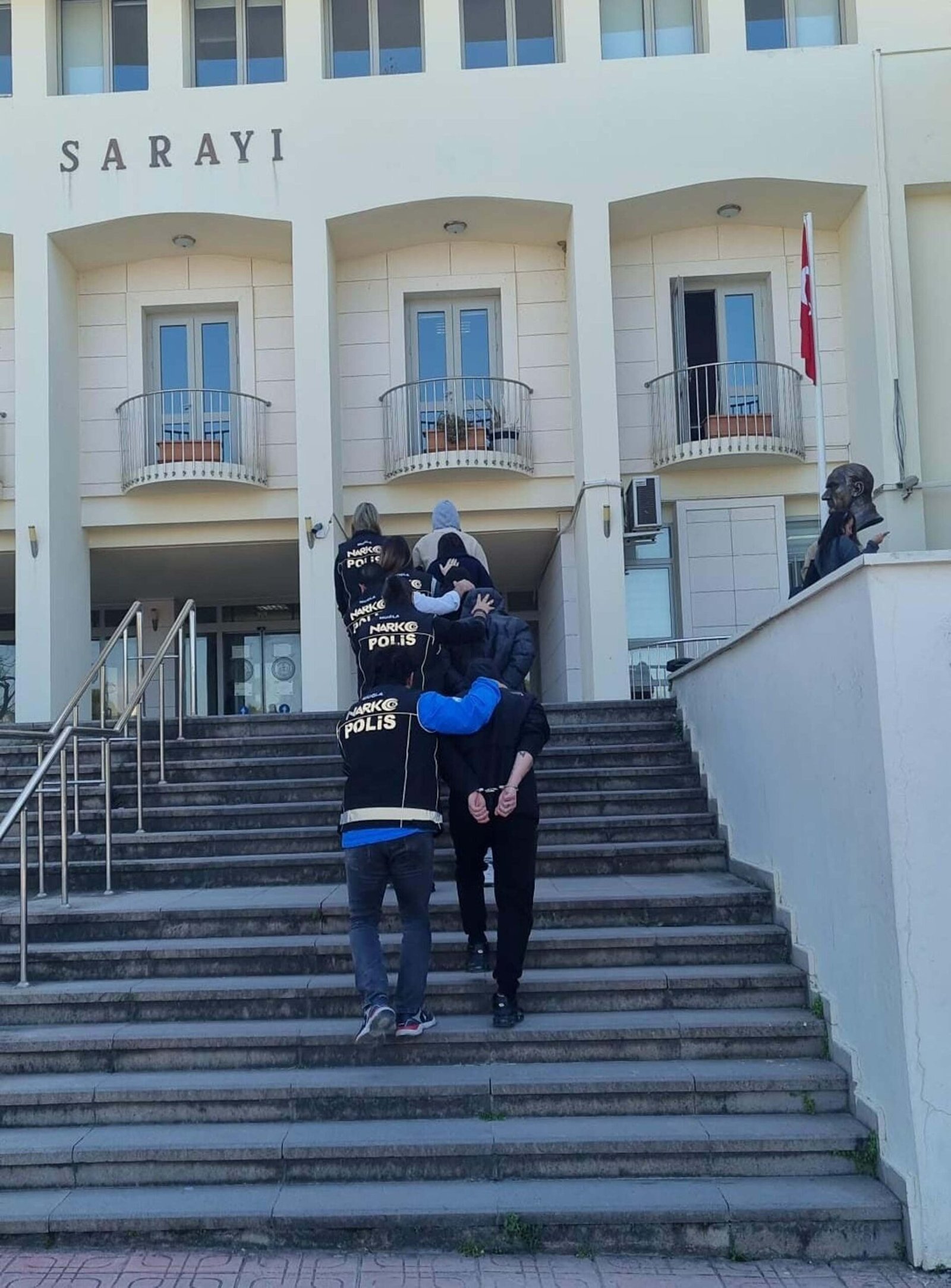 Fırat AKAY/BODRUM(Muğla), (DHA)- MUĞLA'nın Bodrum ilçesinde polisin düzenlediği operasyonda farklı