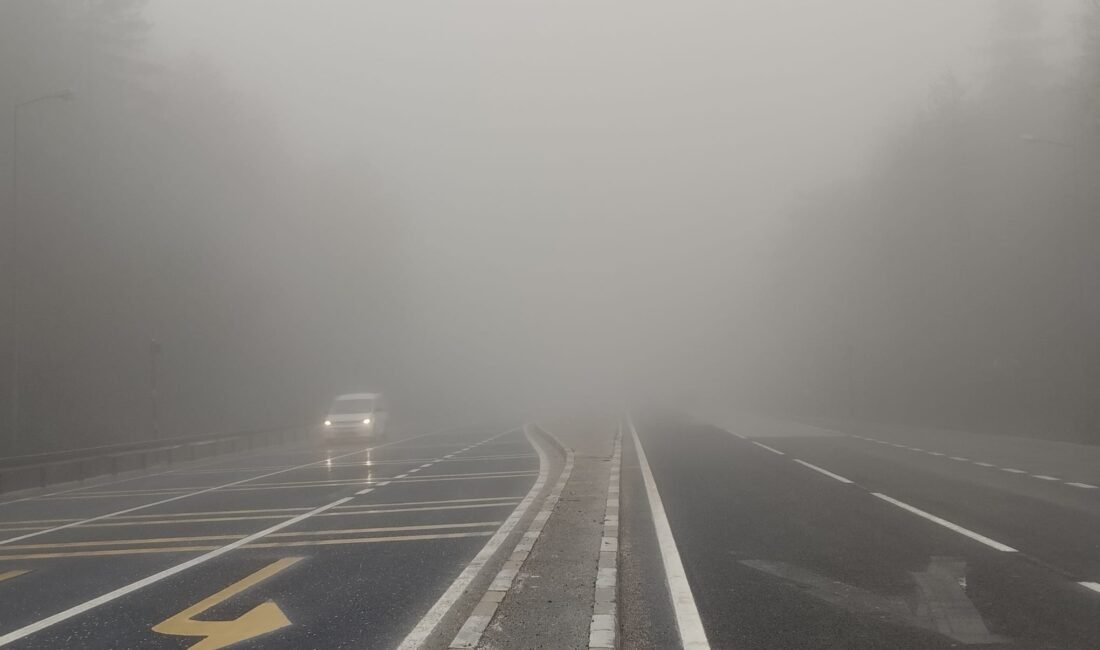 Bolu Dağı geçişinde yoğun sis Mutlu YUCA/BOLU,(DHA)-BOLU Dağı’nın D-100 kara yolu geçişinde yoğun sis etkili