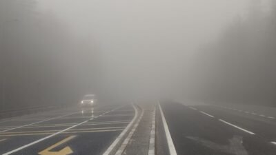 Mutlu YUCA/BOLU,(DHA)-BOLU Dağı’nın D-100 kara yolu geçişinde yoğun sis etkili