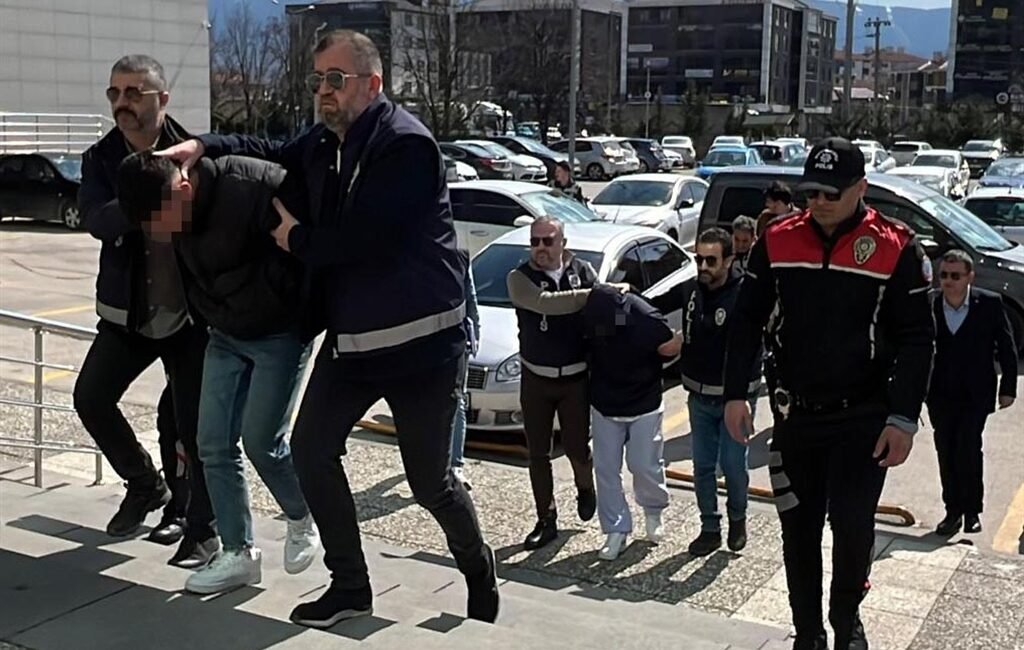 Bolu’da restoran kurşunlanması olayı ile ilgili 2 tutuklama Zübeyde ÖZMEN/BOLU, (DHA)-BOLU'da ramazan ayı nedeniyle kapalı olan restorana düzenlenen