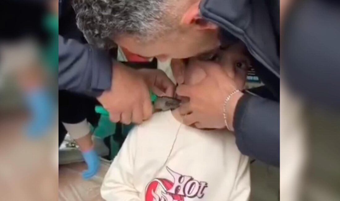 Mahir ALAN/ADIYAMAN, (DHA)-ADIYAMAN'da oyun oynarken bulduğu plastik kelepçeyi boynuna bağlayan