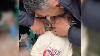 Mahir ALAN/ADIYAMAN, (DHA)-ADIYAMAN'da oyun oynarken bulduğu plastik kelepçeyi boynuna bağlayan