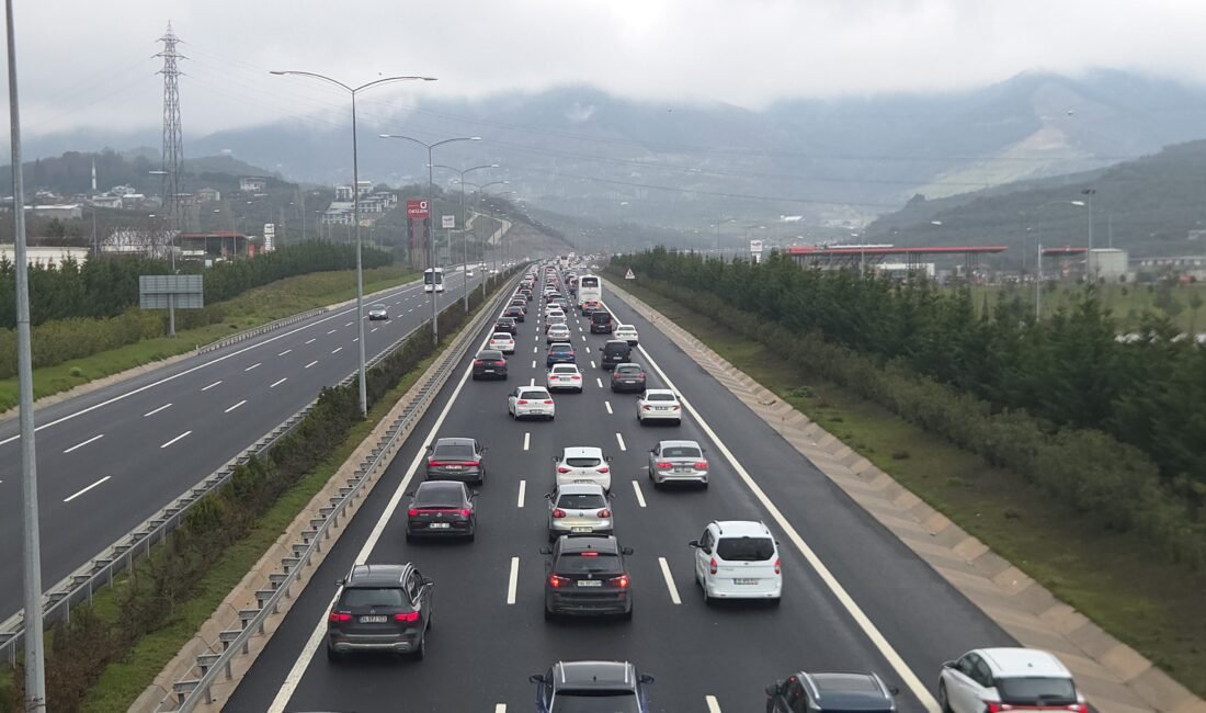 GEBZE-ORHANGAZİ-İZMİR OTOYULU’NDA TRAFİK YOĞUNLUĞU Ramazan Bayramı'nın 3’üncü gününde, öğrencilerin de