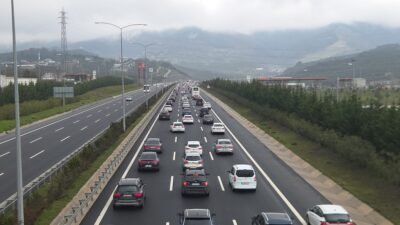 GEBZE-ORHANGAZİ-İZMİR OTOYULU’NDA TRAFİK YOĞUNLUĞU Ramazan Bayramı'nın 3’üncü gününde, öğrencilerin de