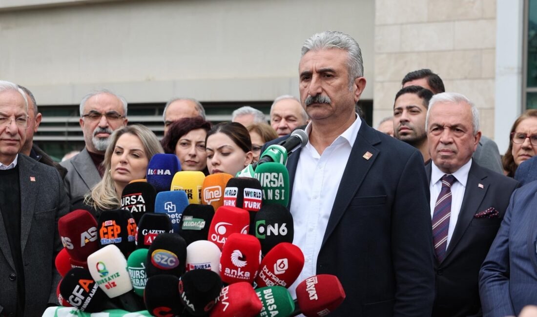 CHP'LİLER, BELEDİYE BİNASI ÖNÜNDE AÇIKLAMA YAPTI Bursa Büyükşehir Belediye Başkanı