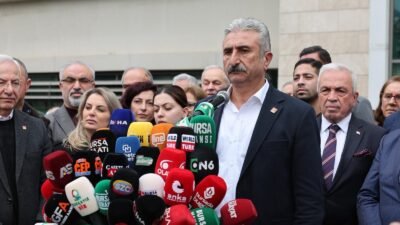 CHP'LİLER, BELEDİYE BİNASI ÖNÜNDE AÇIKLAMA YAPTI Bursa Büyükşehir Belediye Başkanı