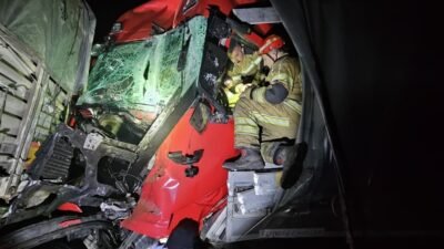 Yavuz YILMAZ/BURSA (DHA)- BURSA’nın Kestel ilçesinde 2 TIR’ın çarpışması sonucu
