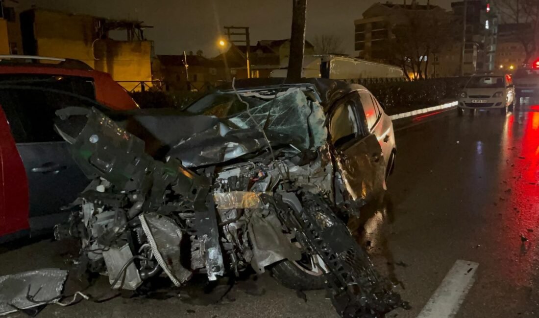 Hüseyin SEZGİN/BURSA, (DHA)- BURSA'nın Osmangazi ilçesinde 2 otomobil ve kamyonetin