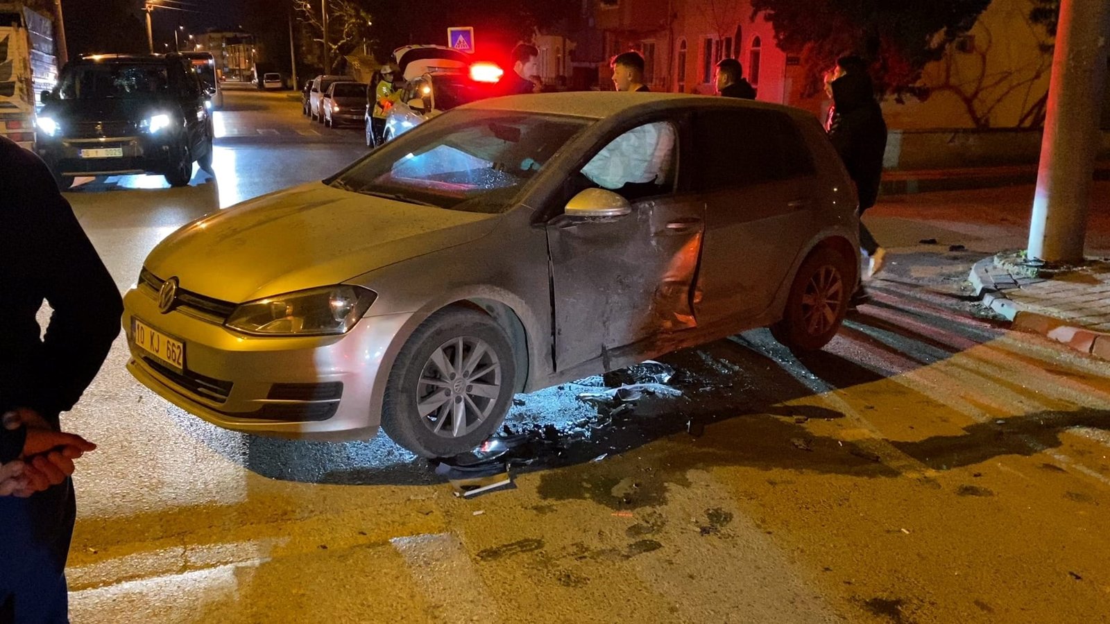 Yavuz YILMAZ/İNEGÖL (Bursa), (DHA)- BURSA'nın İnegöl ilçesinde 3 aracın karıştığı