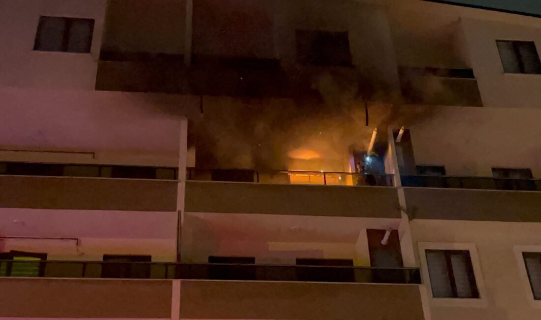 Hüseyin SEZGİN/BURSA,(DHA)- BURSA'nın Nilüfer ilçesinde 5 katlı bir binanın 4'üncü