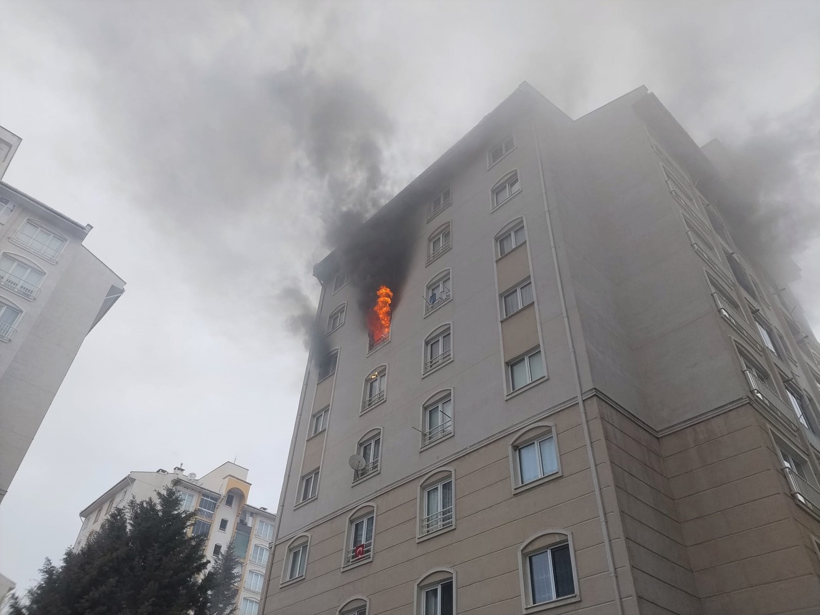 Yavuz YILMAZ/İNEGÖL, (Bursa), (DHA)- BURSA’nın İnegöl ilçesinde, 8 katlı apartmanın