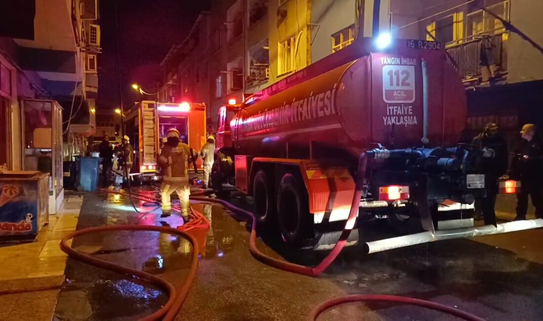Bursa’da apartmanın çatı katında çıkan yangın söndürüldü Barış YILMAZ/ BURSA, (DHA)- BURSA’nın Osmangazi ilçesinde 3 katlı bir