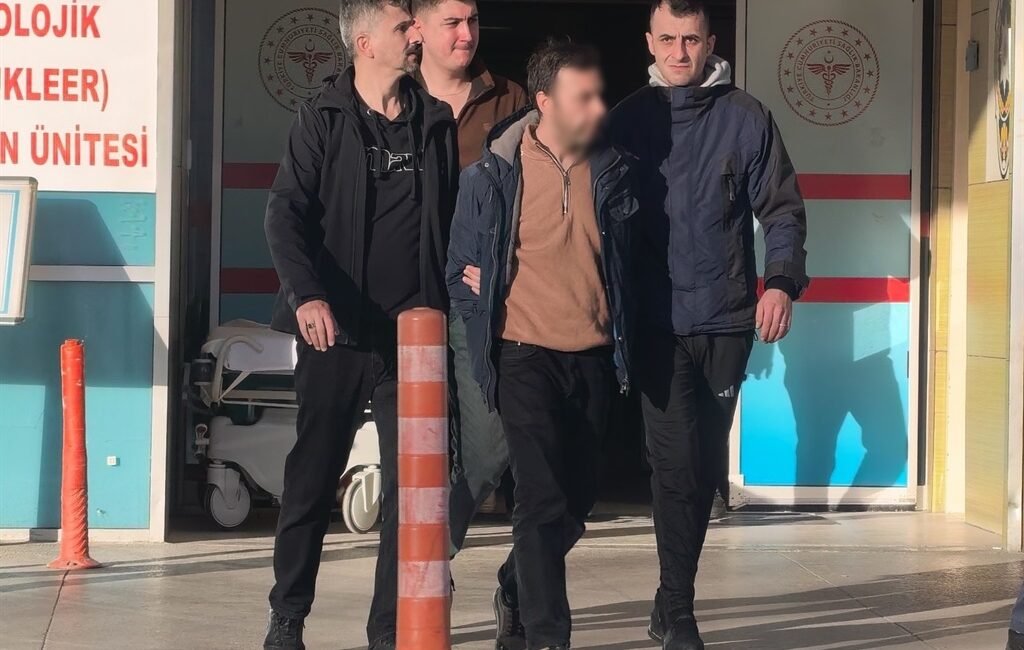 Bursa’da araçlardan eşya çalan şüpheli tutuklandı Yavuz YILMAZ/ İNEGÖL (Bursa),(DHA)- BURSA’nın İnegöl ilçesinde park halindeki araçlardan