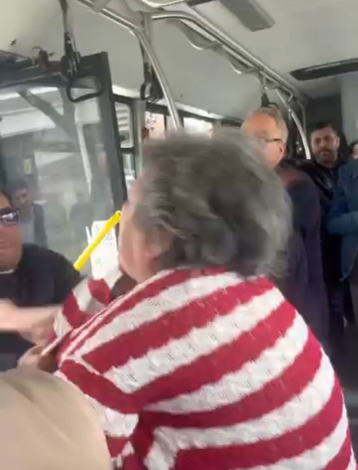 Yiğithan HÜYÜK/BURSA, (DHA)- BURSA’da, belediye otobüsündeki 2 kadın yolcu arasında