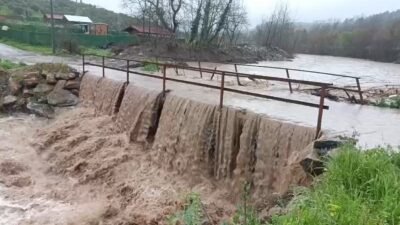 DERELER TAŞTI, KÖPRÜ ULAŞIMA KAPANDI Bursa'nın Gemlik ilçesinde aralıksız devam