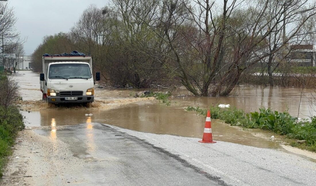 NİLÜFER ÇAYI TAŞTI, YOL KAPANDI Bursa’da şiddetini artıran sağanak nedeniyle