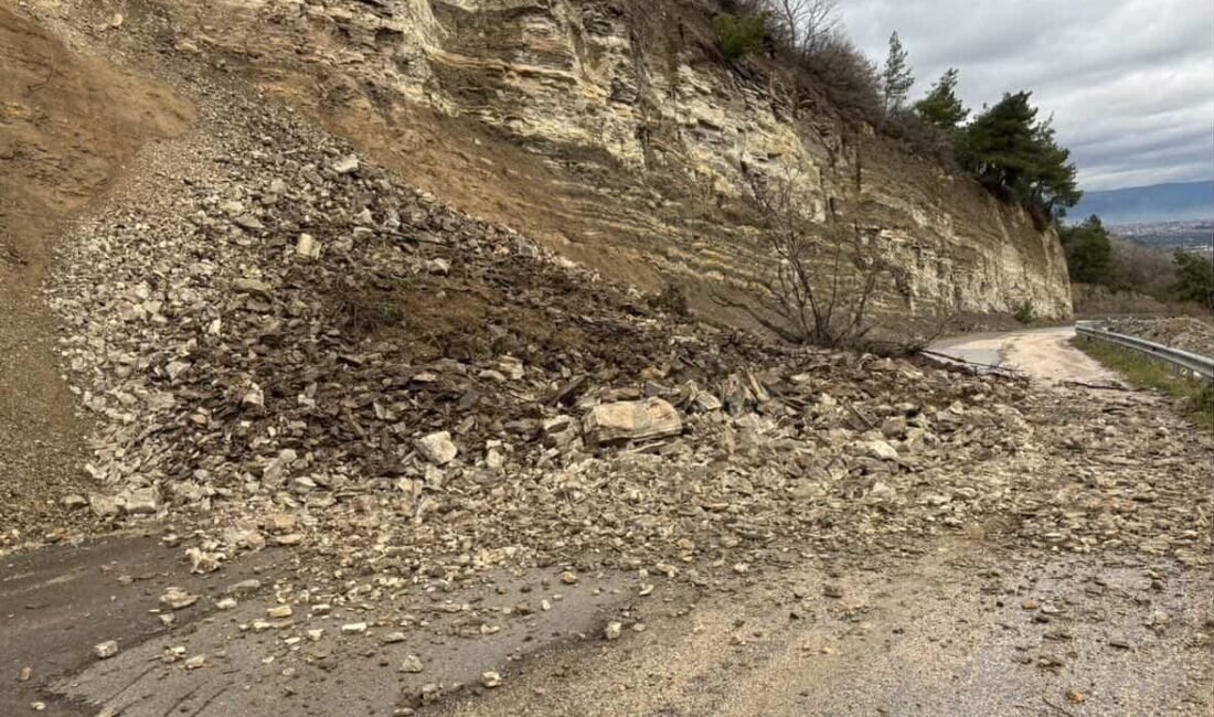İNEGÖL’DE HEYELAN Bursa’nın İnegöl ilçesi kırsal Gülbahçe Mahallesi yolu Bağlar