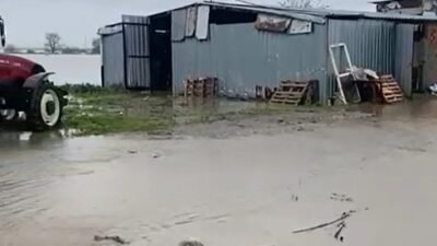 KARACABEY’DE SU BASKINI Bursa’nın Karacabey ilçesinde sabah saatlerinde şiddetini artıran