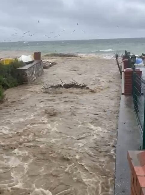 MUHTARLARDAN KUMLA DERESİ’NE DOZERLİ MÜDAHALE Bursa’nın Gemlik ilçesi Kumla Mahallesi’nden