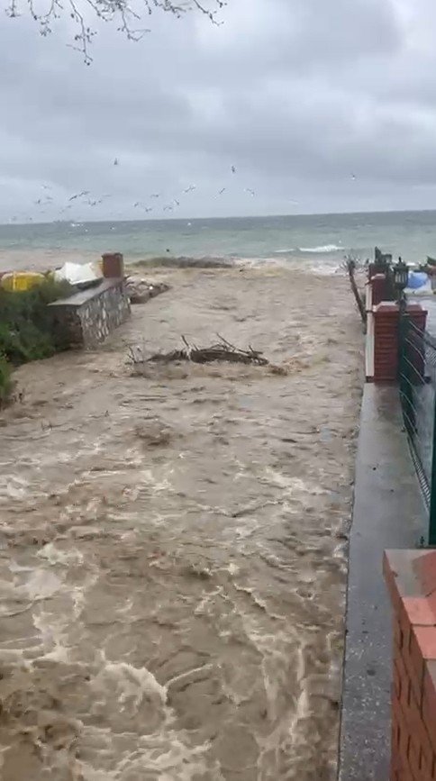 MUHTARLARDAN KUMLA DERESİ’NE DOZERLİ MÜDAHALE Bursa’nın Gemlik ilçesi Kumla Mahallesi’nden