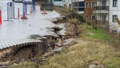 AĞAÇ DEVRİLDİ, YOL ÇÖKTÜ Bursa’nın Mudanya ilçesinde de etkisini sürdüren
