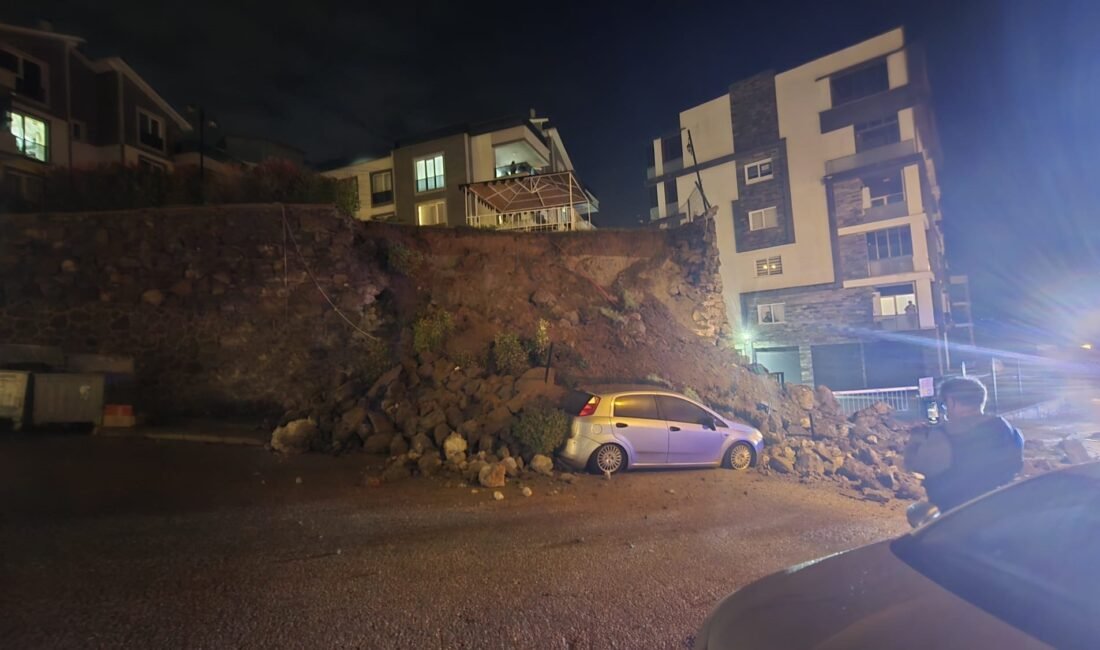 Özgül ATABEY/MUDANYA,(Bursa),(DHA)- BURSA’nın Mudanya ilçesinde bir sitenin istinat duvarının çökmesi