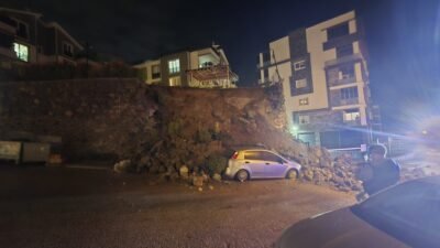 Özgül ATABEY/MUDANYA,(Bursa),(DHA)- BURSA’nın Mudanya ilçesinde bir sitenin istinat duvarının çökmesi