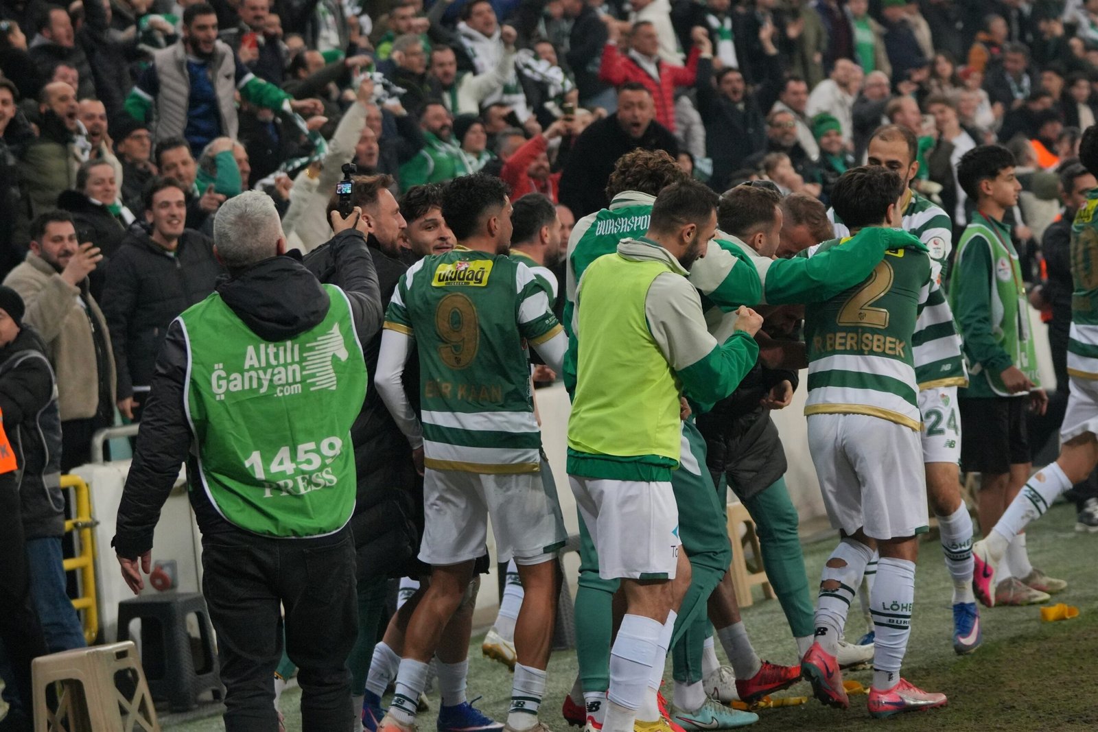 Ebru VARDAR-Hasan BOZBEY/BURSA, (DHA) STAT: Atatürk Spor Kompleksi Matlı Stadyumu