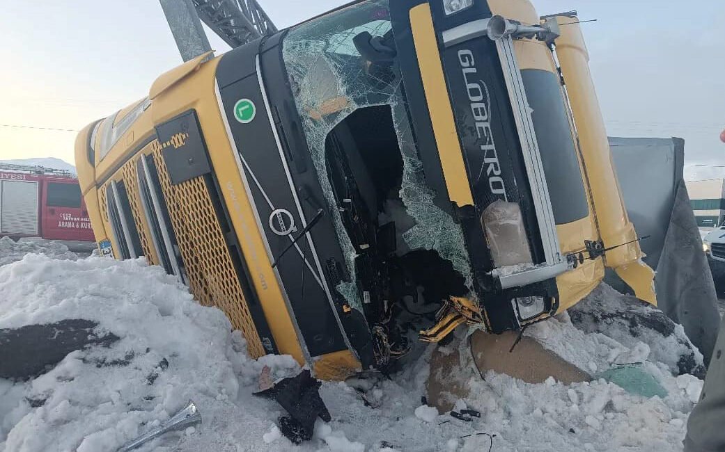 Özcan ÇİRİŞ/BİTLİS, (DHA)- BİTLİS’te yoldaki buzlanma nedeniyle 2 TIR’ın devrildiği