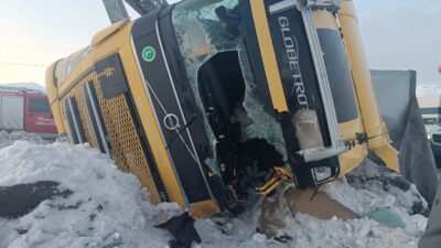 Özcan ÇİRİŞ/BİTLİS, (DHA)- BİTLİS’te yoldaki buzlanma nedeniyle 2 TIR’ın devrildiği