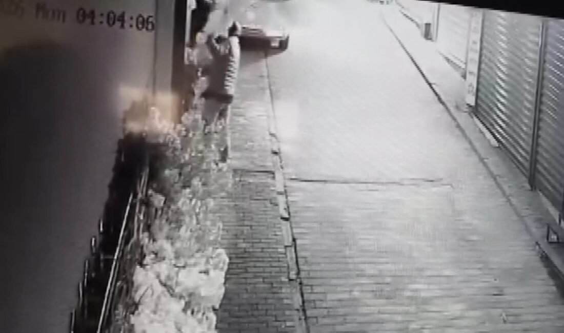 Mehmet İNAN/ BURSA, (DHA)- BURSA’da bir iş yerinin camlarını zorlayan