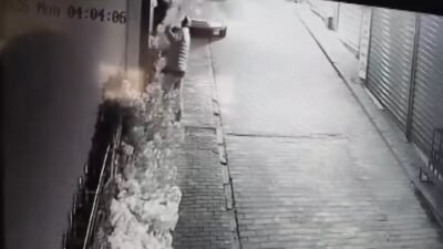 Mehmet İNAN/ BURSA, (DHA)- BURSA’da bir iş yerinin camlarını zorlayan