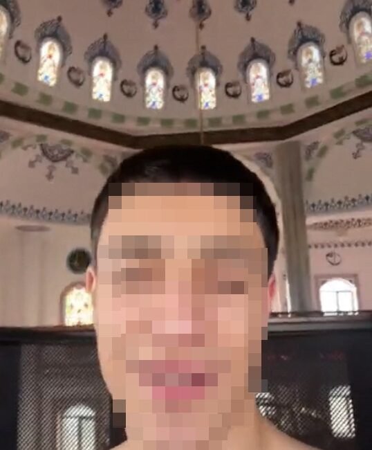 Camide yarı çıplak halde video çekip, sanal medyada paylaşan şüpheli yakalandı Yavuz YILMAZ/İNEGÖL (Bursa), (DHA)- BURSA’nın İnegöl ilçesinde camide belden yukarısı