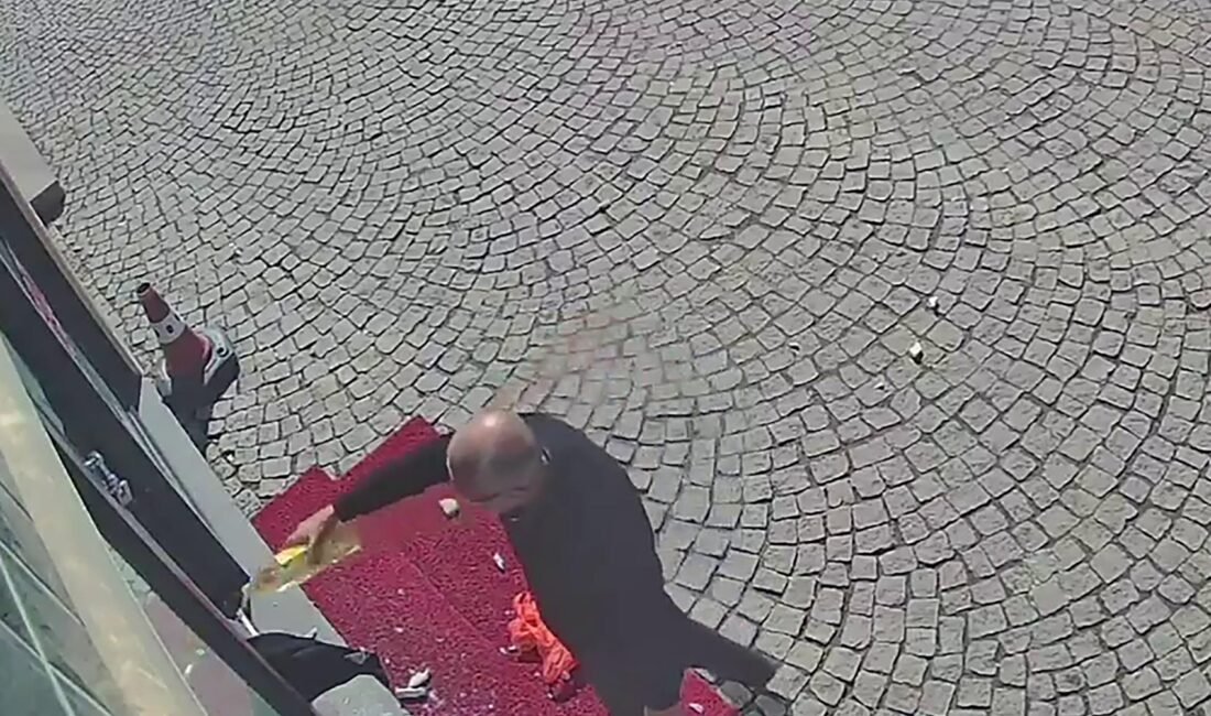 Oktay POLAT/ERZURUM, (DHA)- ERZURUM’da bir kişi parke taşıyla camını kırdığı
