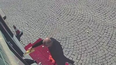 Oktay POLAT/ERZURUM, (DHA)- ERZURUM’da bir kişi parke taşıyla camını kırdığı