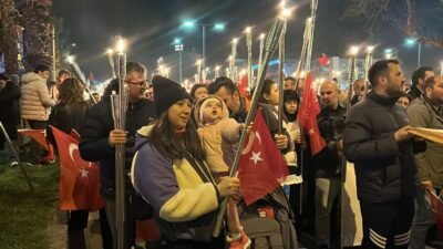 MEŞALELER, 'ÇANAKKALE ŞEHİTLERİ' İÇİN YANDI Çanakkale Deniz Zaferi'nin 111'inci anma