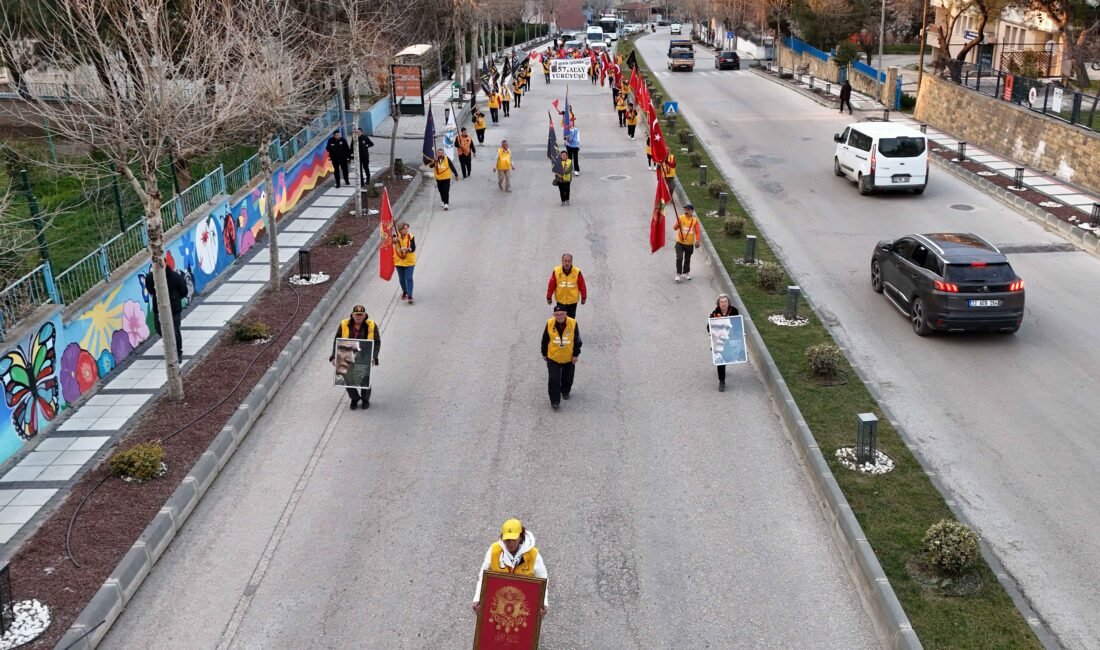 Çanakkale’ye yürüyen ’57’nci Alay’ korteji, Edirne’ye ulaştı Ünsal YÜCEL/KEŞAN(Edirne), (DHA)- ÇANAKKALE Savaşları'nda gösterdikleri kahramanlıkla destanlaşan 57'nci Alay