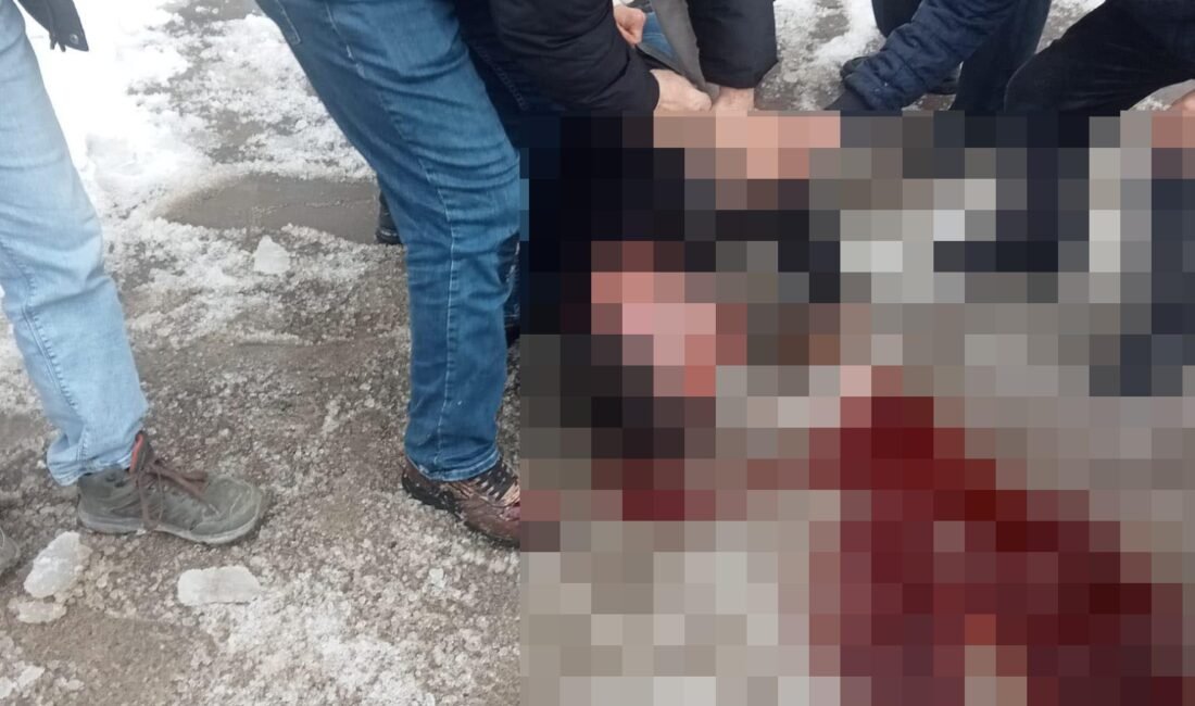Çatından üzerine kar ve buz kütlesi düşen kişi ağır yaralandı Oktay POLAT/ERZURUM, (DHA)- ERZURUM’da, 5 katlı binanın çatısından üzerine buz