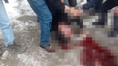 Oktay POLAT/ERZURUM, (DHA)- ERZURUM’da, 5 katlı binanın çatısından üzerine buz