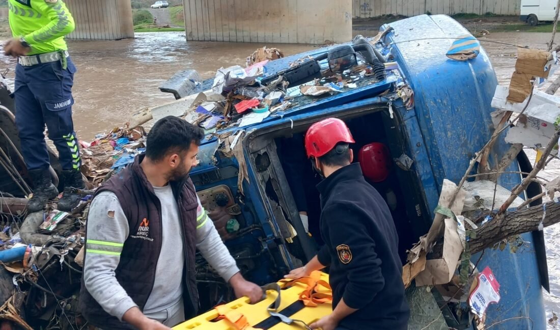 İbrahim EMÜL/OSMANİYE, (DHA)- OSMANİYE’de çaya uçan karton yüklü TIR'ın şoförü