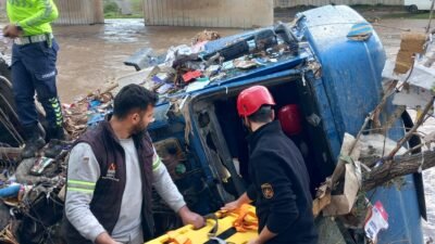 İbrahim EMÜL/OSMANİYE, (DHA)- OSMANİYE’de çaya uçan karton yüklü TIR'ın şoförü